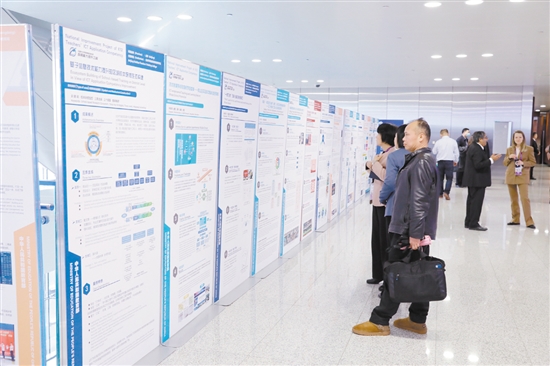 11个典型案例以易拉宝形式在现场展示。