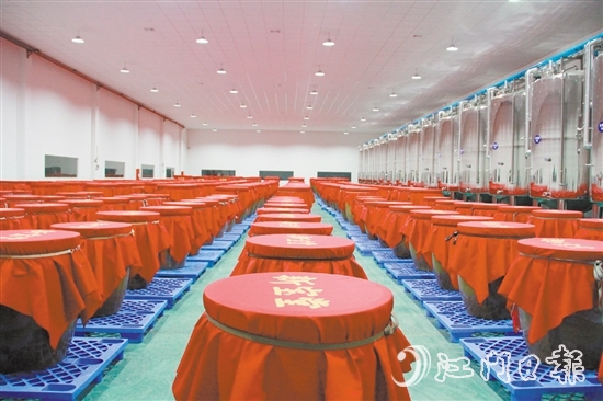 新宝堂利用生物发酵技术将新会柑肉“变废为宝”，转化成陈皮酵素。
