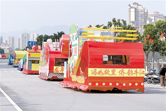 精心“打扮”的20辆花车行驶在锦江河岸。张安怡