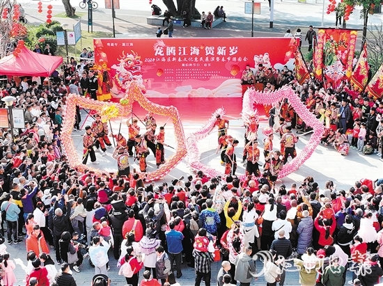 江海区新春文化惠民展演暨春节游园会现场上演“双龙戏珠”。