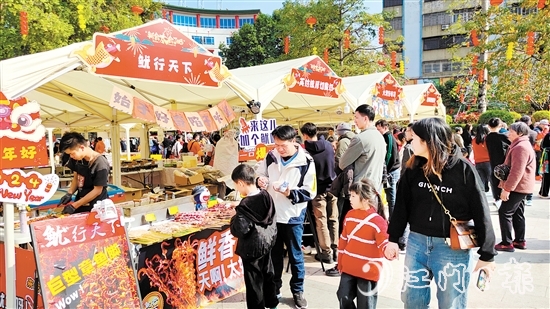 新会人民会堂广场上，“新会太会了吧”年味潮流市集吸引了众多游人。