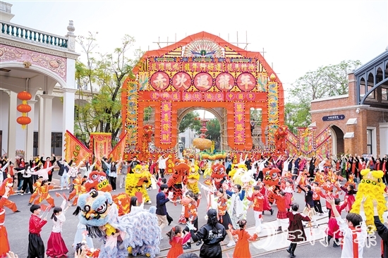 赤坎华侨古镇以“赤坎过龙年”为主题，通过新中式氛围装饰与中西文化交融的演艺，为游客增添年味。