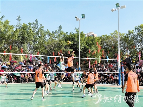 台山市三合镇新春九人排球赛在三合镇温泉新区新星光排球场举行。