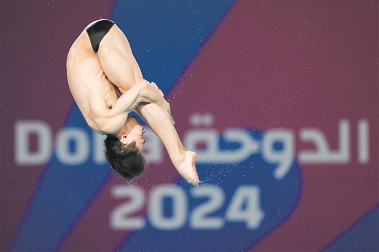 在跳水项目男子10米台决赛中，中国选手杨昊获得冠军。