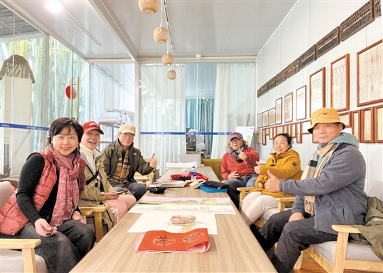 今年春节期间，我市旅游火热，住宿行业的生意也十分火爆。图为游客在侨乡故事民宿合影留念。