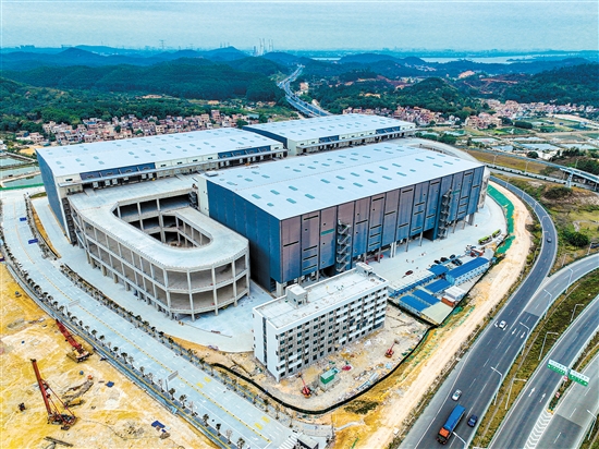 蓬江区提出，加快建设现代化产业体系，持续提升中心城区能级量级。图为已经全面封顶的颢腾正大预制菜产业基地。