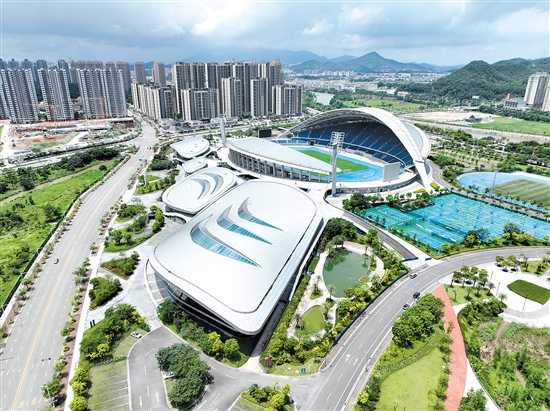 蓬江区提出，加快江门大型产业集聚区蓬江片区、滨江新区、科技创新、文商旅融合发展“四个产业平台”建设。图为位于滨江新区的江门体育中心。
