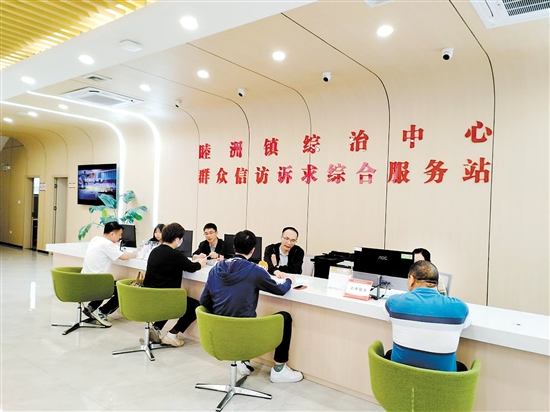市民群众在新会区睦洲镇综治中心办理业务。