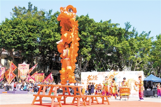 长堤历史文化街区举行江门市龙狮巡游。图为醒狮高桩表演。