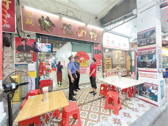 蓬江区在白沙街道开展正规化建设试点。图为执法人员向经营者了解相关情况。