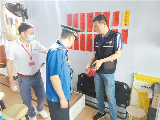 白沙街道建立基层执法人员和网格员联动机制。图为执法人员进行消防检查。