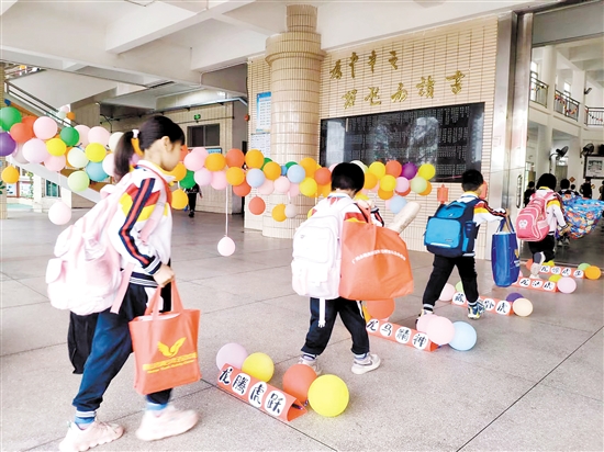 古劳镇双桥小学设置了许多与“龙”有关的“龙门”小台阶，学生们一一跨过“龙门”，带着新年的祝福进入新学期。