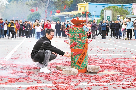 “烧花炮”闹元宵是棠下镇传统民间习俗。