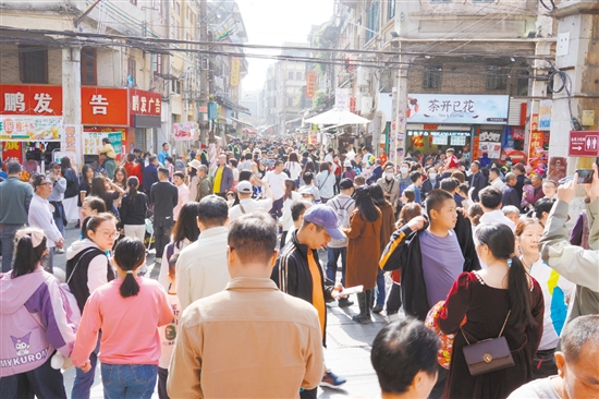 春节假期，长堤历史文化街区人气旺。
