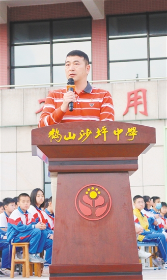 鹤山市沙坪中学党总支书记高准君