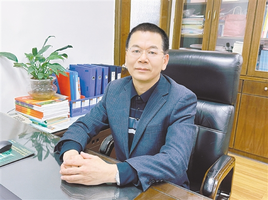 沙坪街道第一小学校长唐锦标