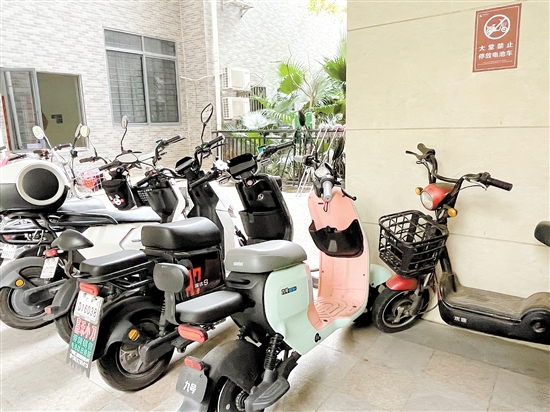 不少电动自行车的车主对禁停的警示标识视若无睹。