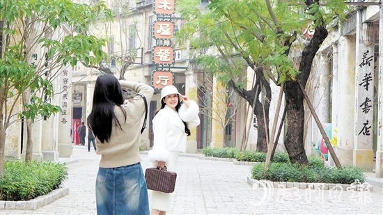 游客穿梭在古镇老街、骑楼建筑中游玩。