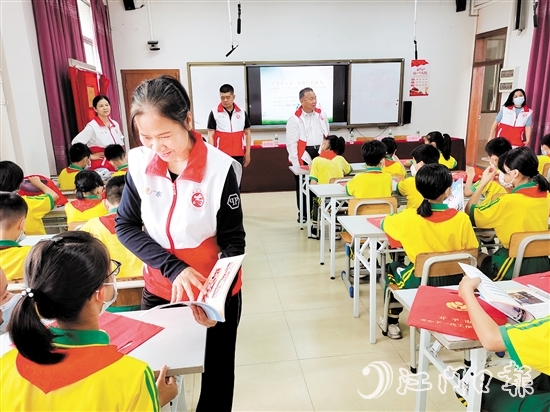 温洁莺特别关注青少年的成长，发起并参与了多项以关爱青少年为主题的活动。