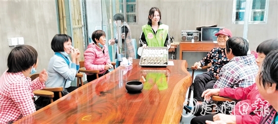 在甄洁玲的影响下，强亚村的妇女们变成了家庭的坚强后盾、社区的积极分子，用自己的行动为家乡发展贡献力量。