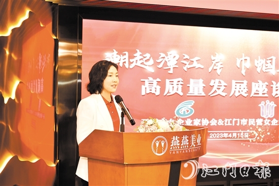 冯小燕以身作则，积极投身于妇女儿童和家庭教育相关的公益事业。