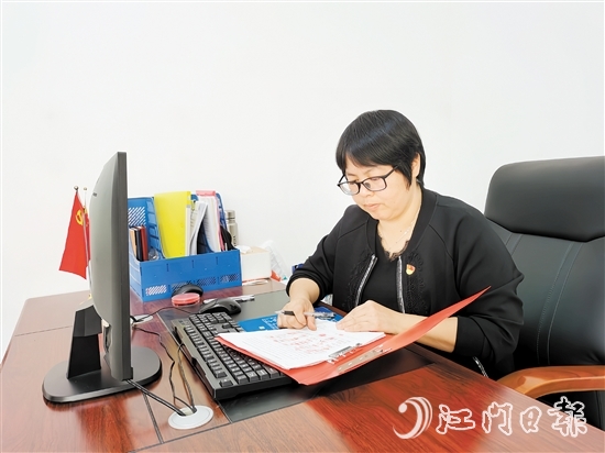 胡桂影正伏案工作。