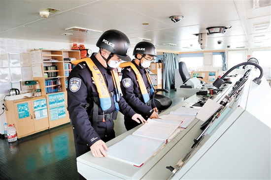 民警检查船舶日志。