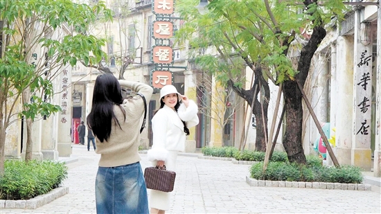 游客穿梭在古镇老街、骑楼建筑中游玩。
