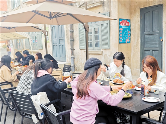 游客们悠闲享受3.3下午茶时光。