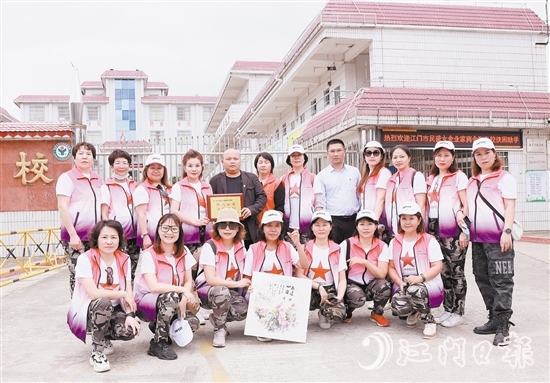 江门女商会开展扶困助学活动。