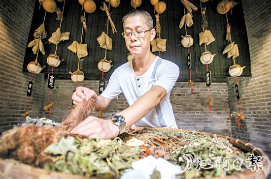 源广和盒仔茶（甘和茶）由28种中草药熬制而成。