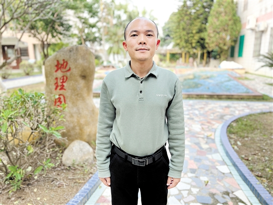 古劳中学校长黄春兴