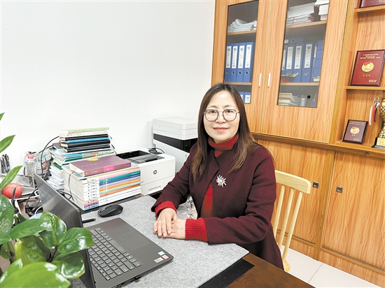 沙坪六小校长冯建玲