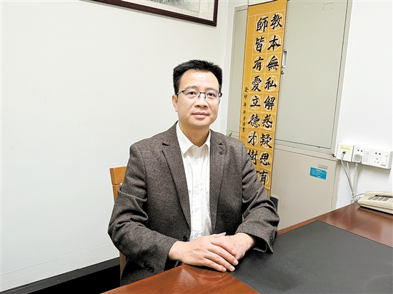 共和镇中心小学校长陈远森