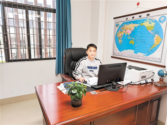 鹤山工业城第一小学校长姚春柏