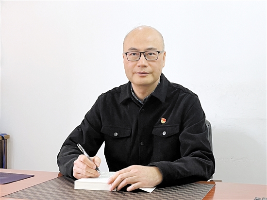 江门市中心血站党支部副书记、站长冯健亮