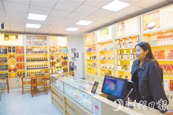 通过创建活动，乡镇小店“焕新颜”。
