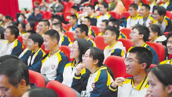 讲座现场，学生们听得津津有味。