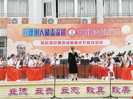 江门市棠下初级中学重视以“乐”育人，师生一起玩音乐、组乐队，音乐氛围浓厚。