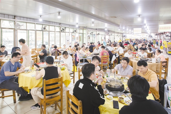 棠下镇五洞牛肉美食街生意十分火爆，壮大了村集体经济，增加了村民收入。