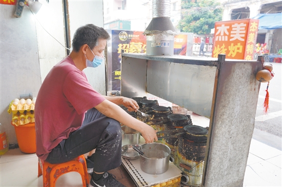 店铺老板正在烤制炉底糍。