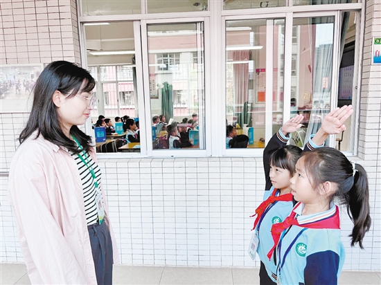 新宁小学大力营造积极向上、文明和谐的校园氛围。
