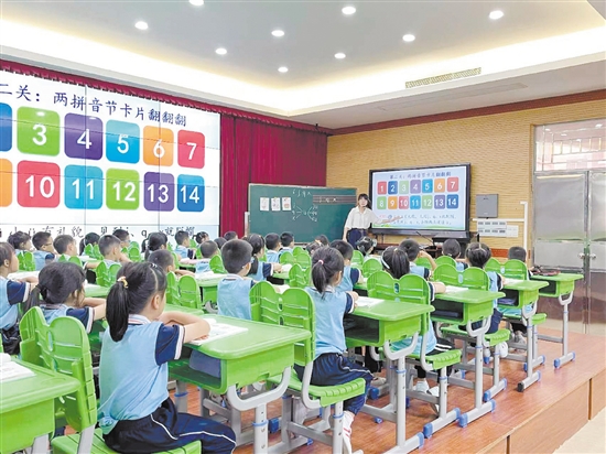 新宁小学开展青年教师过“三关”系列培养活动，让青年教师过基本功关、过业务关、过教研关，引导青年教师形成自己的教学风格。