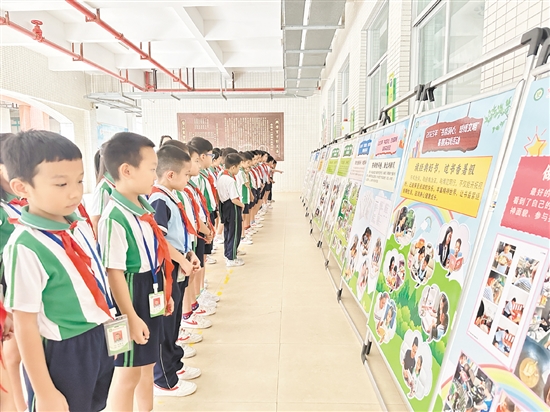 新宁小学注重文化阵地建设，通过宣传栏、广播站、电子屏等，向广大师生、家长宣传文明校园建设工作。