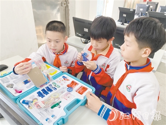 学生合作制作科创作品。