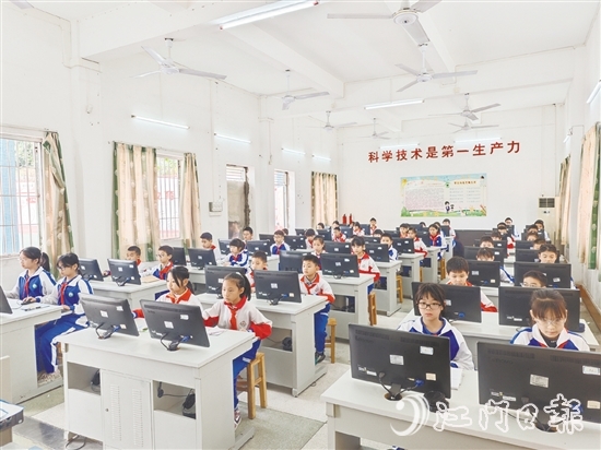 镇南小学为学生开足上好信息技术课程，助力学生打好基础。