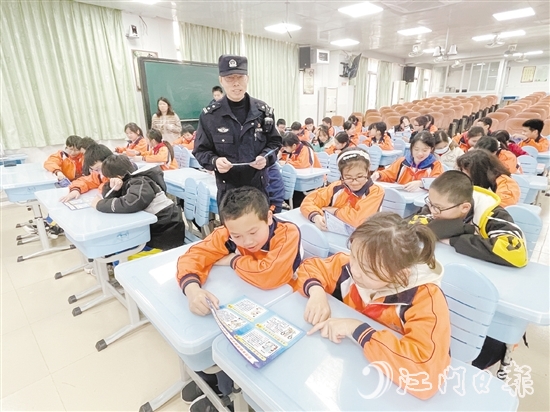 学生认真阅读反电信诈骗宣传单，学习如何防范和应对诈骗。