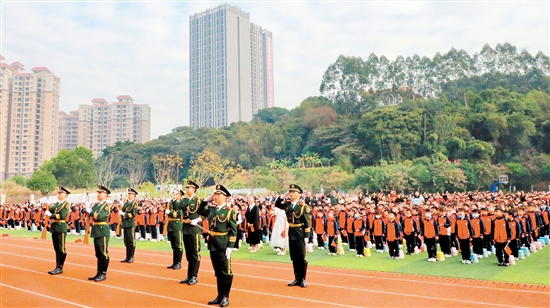 我市思政教育成效显著。图为蓬江区里仁小学常态化开展“思政+国防”教育。