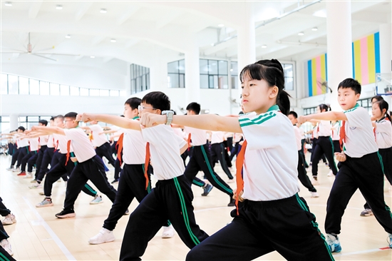 学生展示武术水平和团队精神。