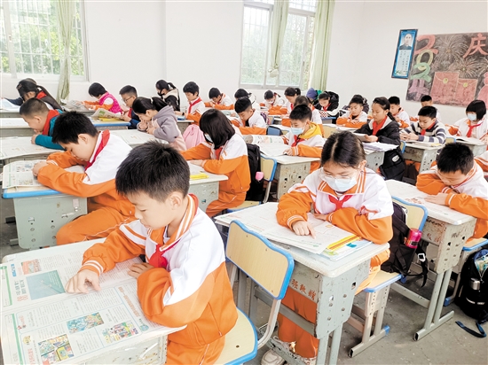 金岗小学每周设置了阅读课，利用《江门日报·青苹果》校园专刊等，由教师引导学生读报，做好笔记、批注，摘抄好词好句，积累作文素材。